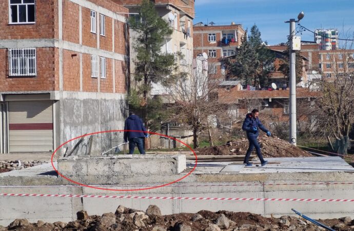 Bir gazeteci olarak, 4 metrelik boş su deposuna baktığı sırada düşerek ciddi şekilde yaralandı.