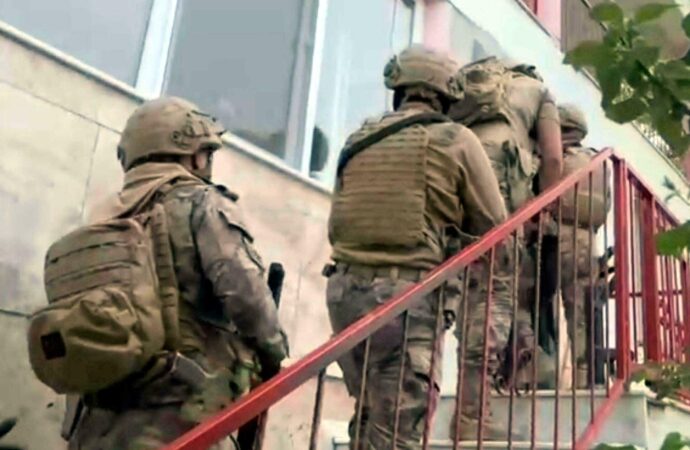 İzmir’de gerçekleştirilen operasyon sonucunda, FETÖ bağlantılı olduğu iddia edilen 14 kişi gözaltına alındı.