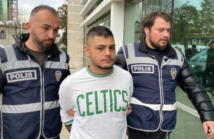 Dört şüpheli, arkadaşlarını darp edip gasp ettikleri gerekçesiyle tutuklandı.