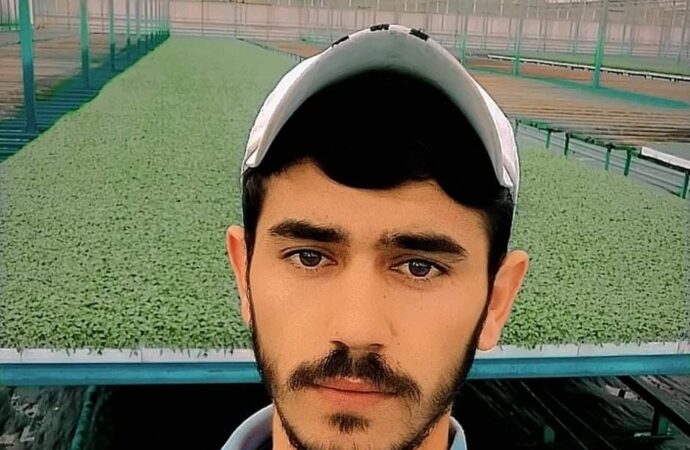 Bir demir çubuğun elektrik hattına temas etmesi sonucunda akıma kapılan ve ciddi şekilde yaralanan bir kişi.