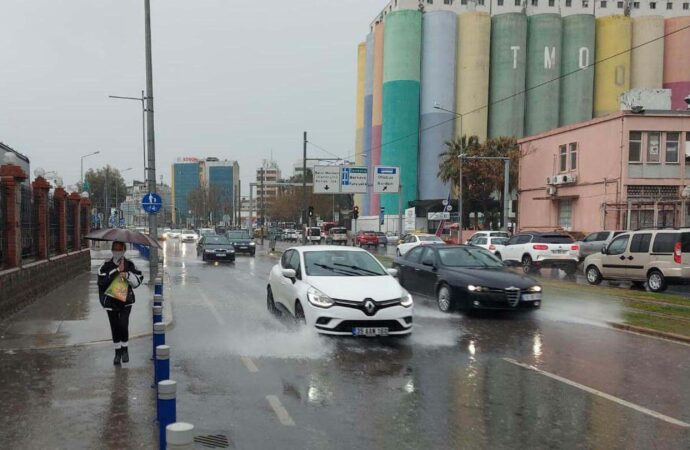 İzmir’de ‘sağanak’ uyarısı yapıldı.