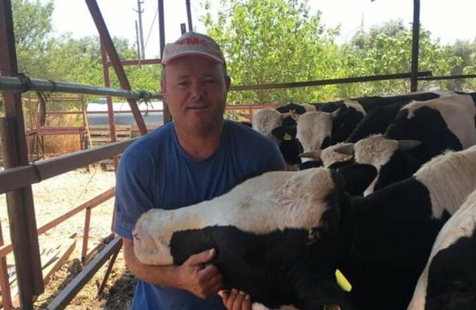 Bir eski muhtar, çıkan bir tartışma sonucunda komşusunu öldürdü ve eşini yaraladı.