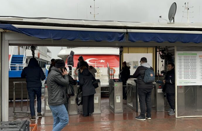 İstanbul’da sağanak yağış nedeniyle birçok vapur seferi iptal edildi.