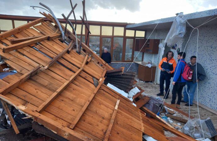 Edirne ve Tekirdağ illerinde şiddetli rüzgar etkili oldu ve bu durum çatıların uçmasına sebep oldu.