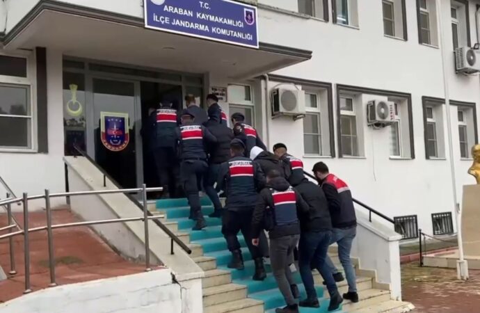 Gaziantep’te gerçekleştirilen operasyonda, ‘Çobanlar Çetesi’ olarak bilinen suç örgütüne yönelik yapılan çalışmalarda 7 kişi gözaltına alındı.