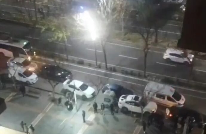 Batman’da meydana gelen bir olayda silah ve bıçak kullanılarak gerçekleşen kavga sonucunda üzücü bir şekilde 3 kişi yaralandı.