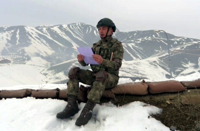 Mehmetçik’ten ilkokul öğrencilerinin mektuplarına yanıt veriliyor.