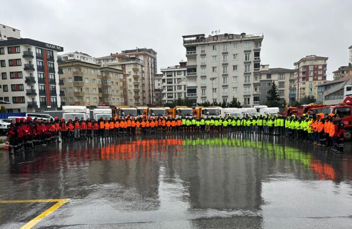 Ümraniye’de ekiplerin 24 saat boyunca karla mücadele mesaisi sürüyor.