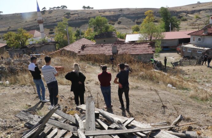 Bir ceset parçalanmış halde bulundu ve bu olayla ilgili olarak kardeşi gözaltına alındı.