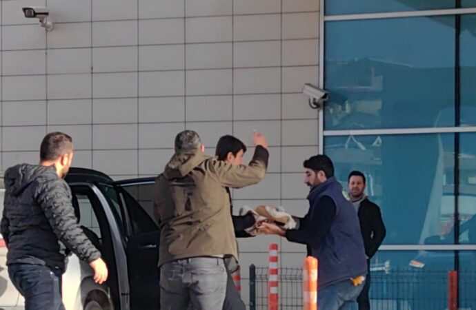 Bir fabrikada çalışan bir işçi, elini testereye kaptırdığı için 2 parmağını kaybetti.