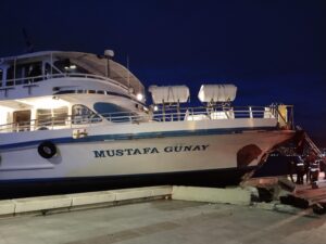 İzmir’de bir yolcu gemisi, kıyıya çıkarak durdu.