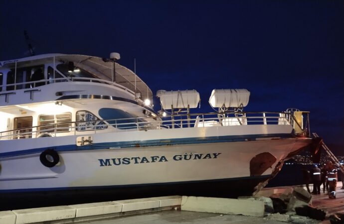 İzmir’de bir yolcu gemisi, kıyıya çıkarak durdu.