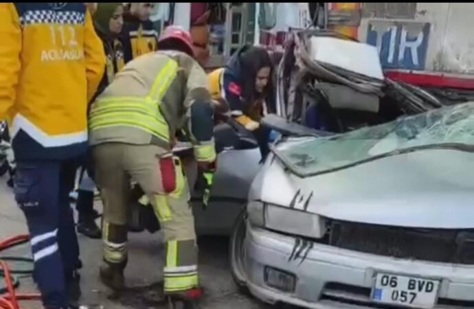 Ankara’da meydana gelen bir buzlanma kazasında, park halindeki bir TIR’a çarpan otomobilin sürücüsü hayatını kaybetti.