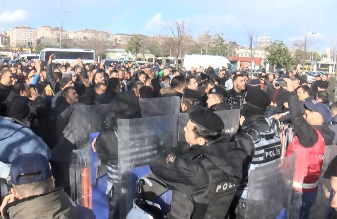 UKOME Toplantısı sırasında gerçekleşen olayda, 8+1 taksici taş ve sopalarla protesto etti. Bu olaya dair bilgi ve fotoğraflar da bulunmaktadır.