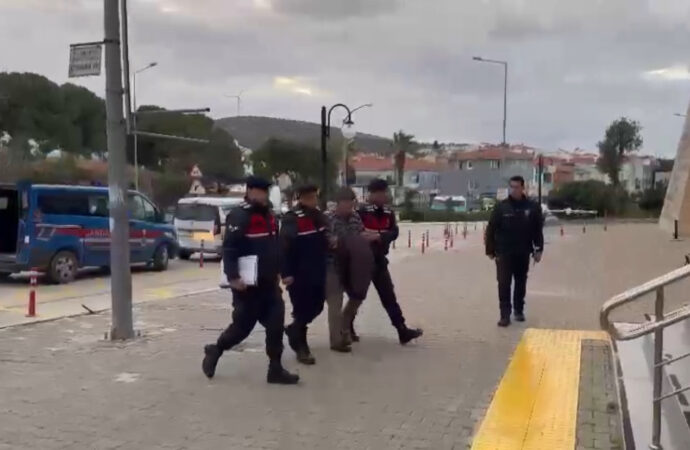 Eski bir muhtar, arazi anlaşmazlığı nedeniyle çıkan kavgada komşusunu öldürüp eşini yaraladığı gerekçesiyle tutuklandı.