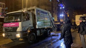 Ankara’da meydana gelen yoğun yağışlar sonucunda bir yol çökme yaşadı ve çöp kamyonunun lastiği bu çukura düştü.