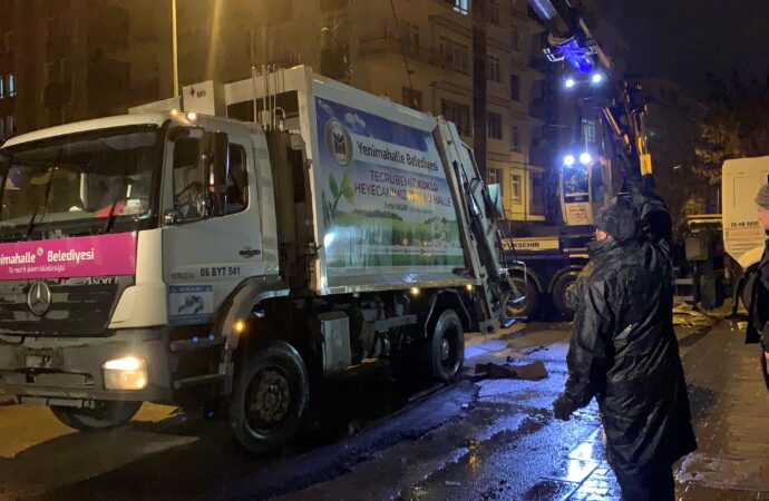 Ankara’da meydana gelen yoğun yağışlar sonucunda bir yol çökme yaşadı ve çöp kamyonunun lastiği bu çukura düştü.