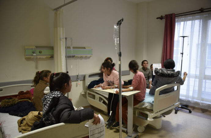 55 öğrenci, puding tüketimi sonucu zehirlenerek acil olarak hastaneye sevk edildi.