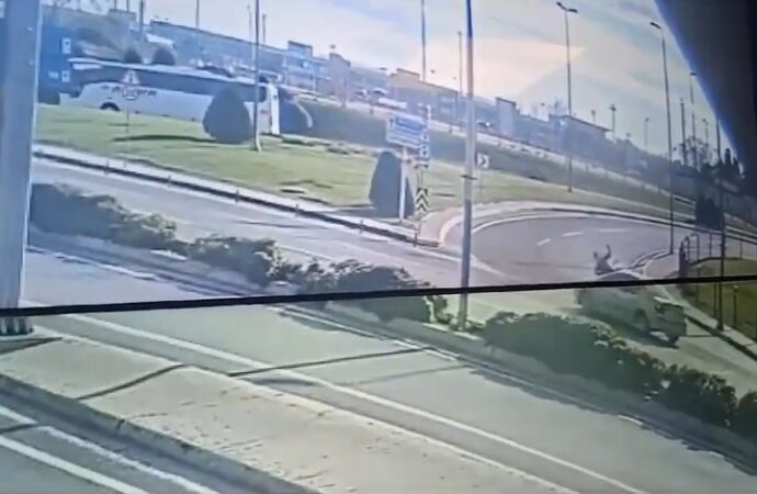 Bakırköy ilçesinde şerit değiştirme sırasında trafik polisine çarptı olayı meydana geldi.