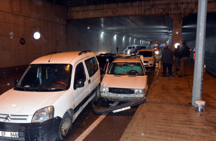 Kahramanmaraş ilinde meydana gelen 7 ayrı trafik kazasında toplamda 18 araç birbirine çarptı.