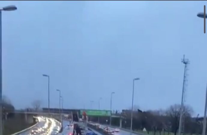 Üsküdar ilçesinde meydana gelen olayda, metrobüs arızalanarak duraklarda yoğunluk yaşanmasına neden oldu.