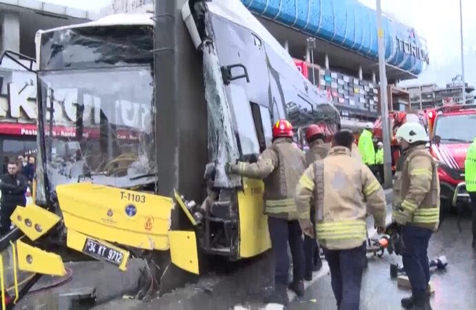 Esenyurt’ta meydana gelen trafik kazasında, bir İETT otobüsü direğe çarptı ve sonucunda 5 kişi yaralandı.