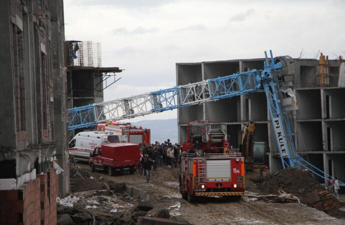 İnşaat alanında meydana gelen bir olayda, kule vinçin devrilmesi sonucunda operatör hayatını kaybetti.