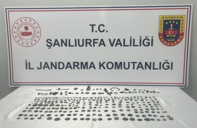 Müşteri kılığında gizlenen bir grup, tarihi eser satıcısını yakalamayı başardı.