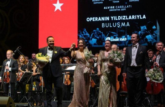 Bir İtalyan ve bir Alman soprano ‘Yaralı Gönül’ söylerse, vongole üstünde lahmacun mu olur?