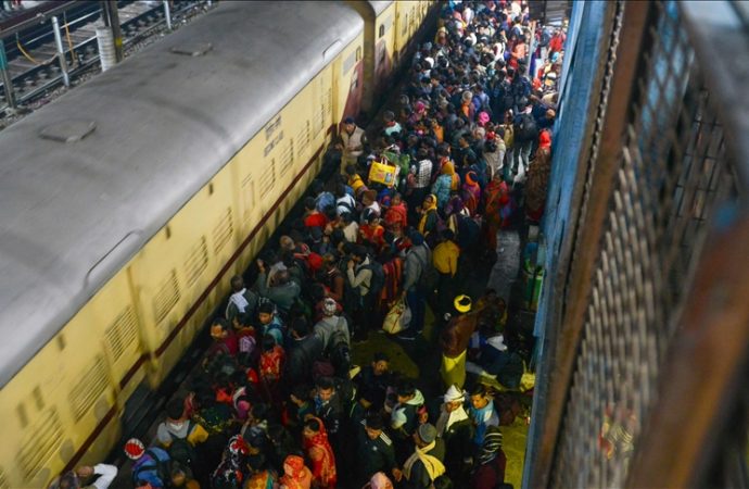 Hindistan’da tren istasyonunda izdiham: 18 kişi öldü