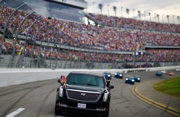 Trump konvoyuyla NASCAR pistinde tur attı