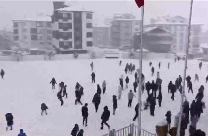 Bütün günün en güzel ve en tatlı olayı: Bütün okul kartopu oynadı