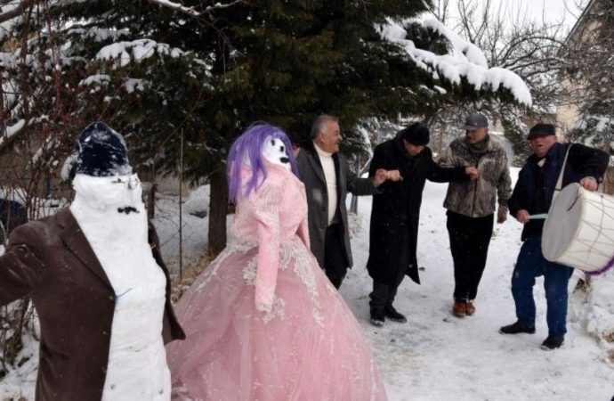 Bir garip düğün eğlencesi: Kardan gelin ve damat yaptılar, halay çekip eğlendiler!