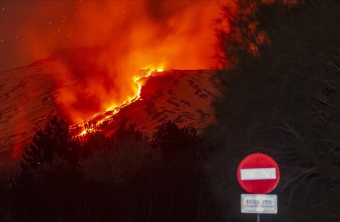 Etna yeniden lav püskürtüyor