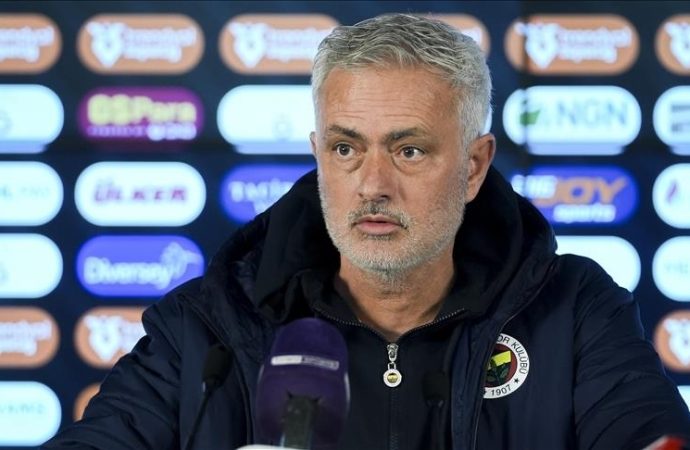 Mourinho: Derbi galibiyeti almadan şampiyon olmak mümkün