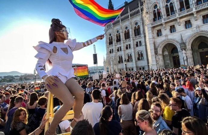 Macaristan LGBT’nin onur yürüyüşlerini yasaklandı