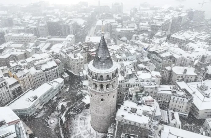 İstanbul bugün de çok soğuk ama hafta boyu yağış yok ve hava da  ısınacak