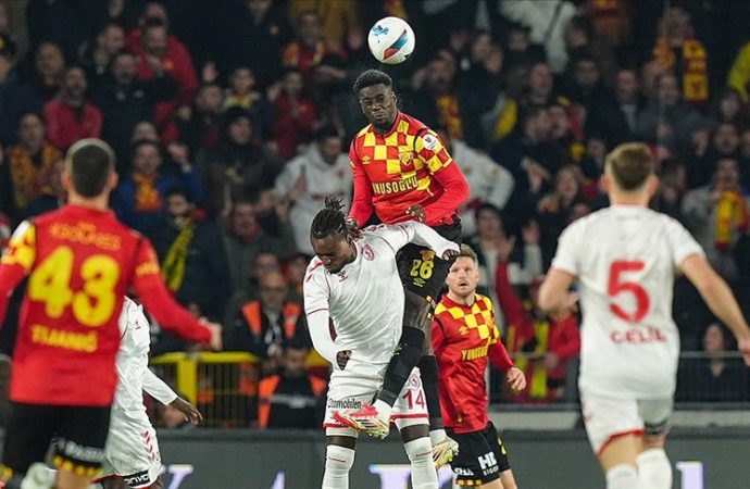 Samsun İzmir’de beraberliği 90+3’te kurtardı