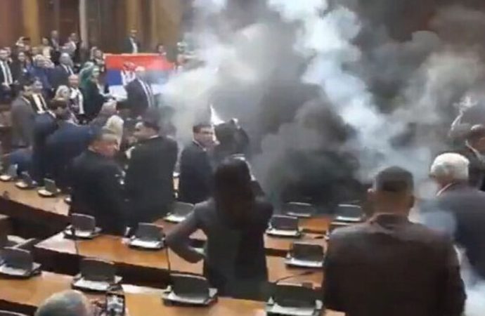 Sırbistan Meclisi’nde ortalık savaş alanına döndü: Salona sis bombası atıldı