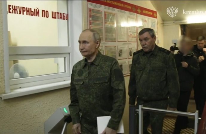 Amerika ateşkes için uğraşırken Putin üniforma giyip cepheye gitti