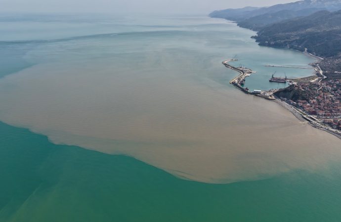 Karlar erkenden eridi, denize çamuru taşıdı