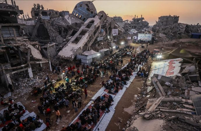 Gazze’de yıkıntılar arasında toplu iftar