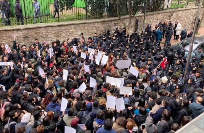 İstanbul Üniversitesi’nde İmamoğlu’na destek eylemi: Polisten öğrencilere biber gazı ile müdahale