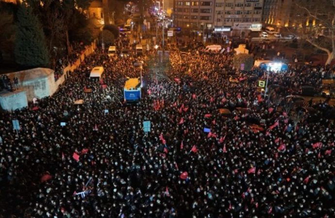 Şafak operasyonu Türkiye’yi de siyaseti de sarstı, bütün muhalefet bir araya geldi, iktidar savunmada