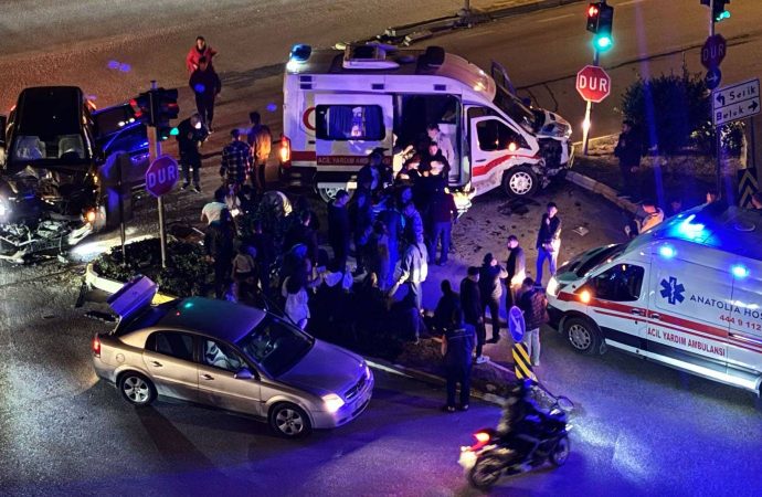 Antalya’da ambulansla otomobil çarpıştı; dokuz yaralı