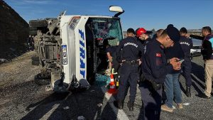 Elazığ’da midibüsün devrildi, 22 yaralı var