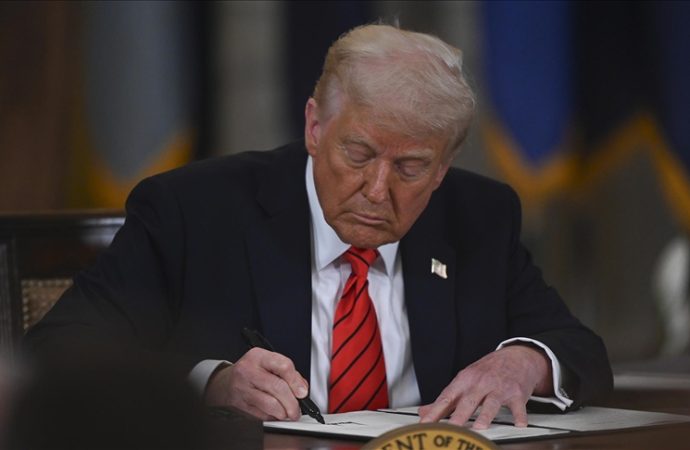 Trump gümrük vergisinde otomobili kollayan kararnameyi imzaladı