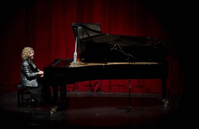 Devlet sanatçısı piyanist Gülsin Onay mayısta beş şehirde konser verecek