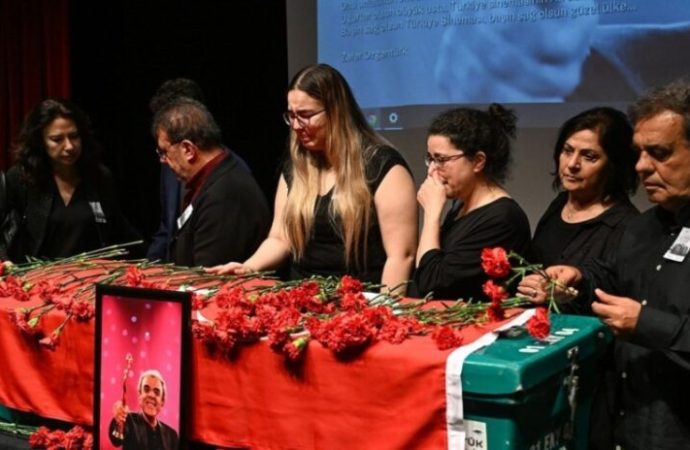 Ali Özgentürk doğduğu Adana’dana uğurlandı: “Şimdi göklerde tiyatro yapıyordur”