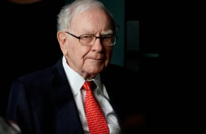 94 yaşındaki Warren Buffet yıl sonu emekli olacağını açıkladı, herkes şaşırdı